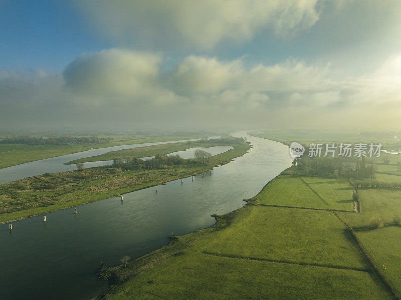 在一个多雾的冬日，上IJssel Zwolle附近的IJssel河
